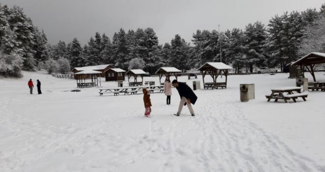  Doğaseverler karın tadını Abant'ta çıkardı