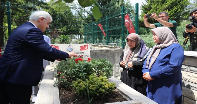 15 Temmuz darbe girişiminde şehit düşen Ozan Özen mezarı başında anıldı.....