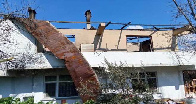 2 katlı ev alevlere teslim oldu….