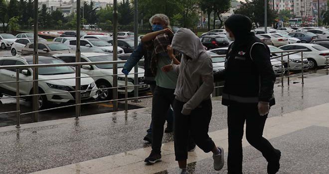 22 kilogram esrarla yakalanan 2 kadın adliyeye sevk edildi