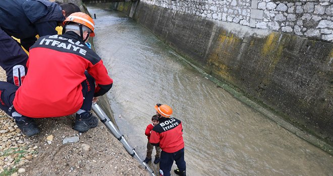 3 metre yükseklikten dereye düşen çocuğu itfaiye kurtardı