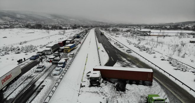 32 aracın karıştığı zincirleme kazada 17 kişi yaralandı