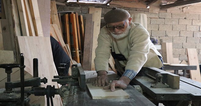 40 yıllık mesleğinde 3 parmağını kaybetse de marangozluktan vazgeçmedi