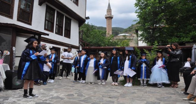 4'üncü sınıf öğrencilerin mezuniyet töreninde veliler gözyaşlarını tutamadı