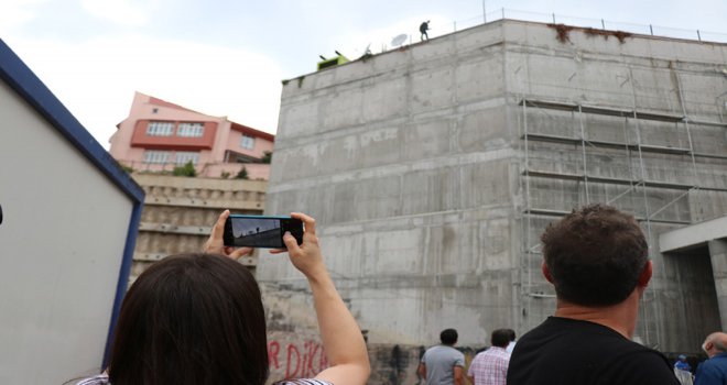 5 katlı otoparkın çatısında intihar girişiminde bulunan şahıs, 2 saat sonunda ikna edilebildi