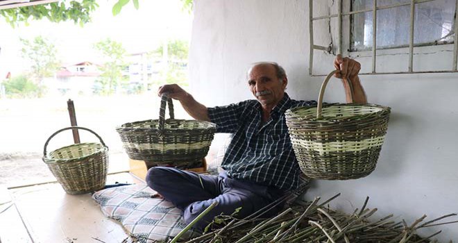 50 yıl sonra başladığı baba mesleğiyle geçimini sağlıyor