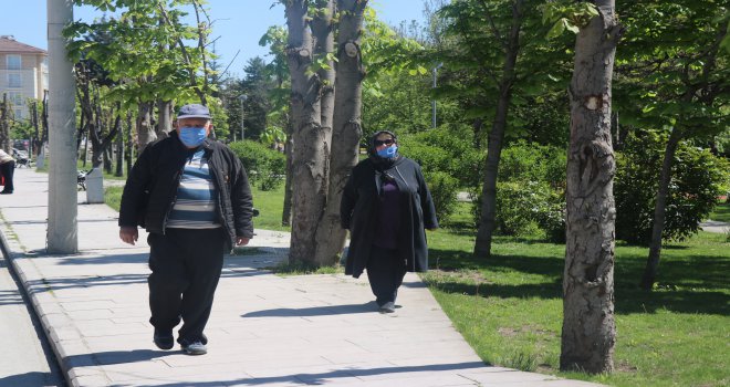 65 yaş üstü vatandaşlar yolda yürümenin keyfini doyasıya yaşadılar 