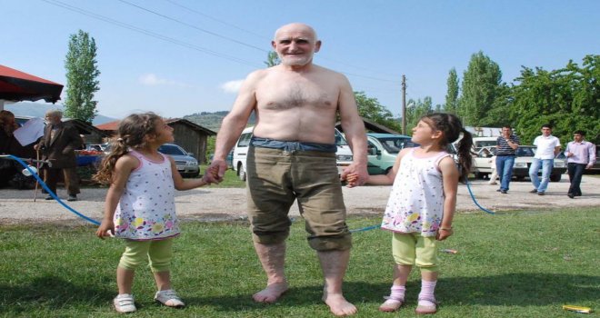 80 yaşında güreşi bıraktı, artık kenardan seyrediyor