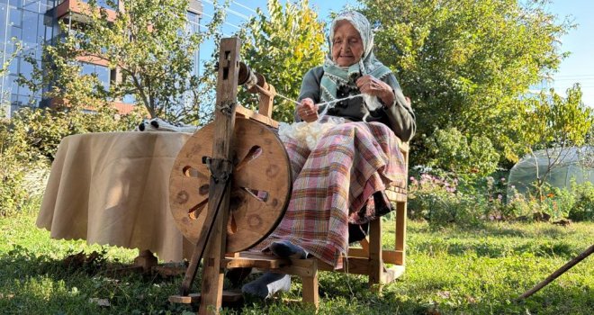 90 yaşındaki kadın yarım asırdır yünü çıkrıkla ipe dönüştürüyor