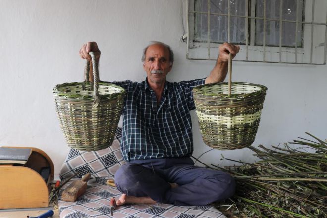 50 yıllık usta, ağacı sepete dönüştürecek yeni ustalara ders vermeye