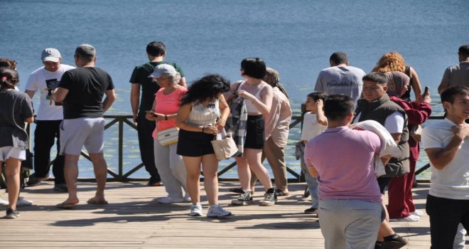 Abant Gölü Milli Parkı'nda bayram yoğunluğu……….
