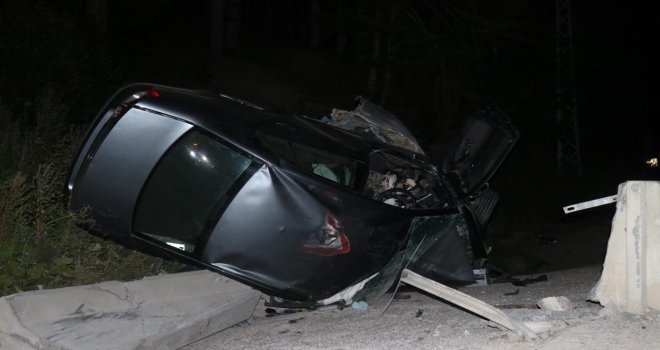 Abant'ta beton bariyere çarpan otomobil ikiye bölündü: 1 ölü, 1 yaralı