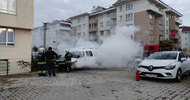 Açık otoparkta yanan otomobil korku dolu anlar yaşattı