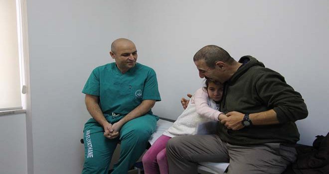 Ailesinin terk ettiği küçük kız, koruyucu babasının desteğiyle sağlığına kavuştu