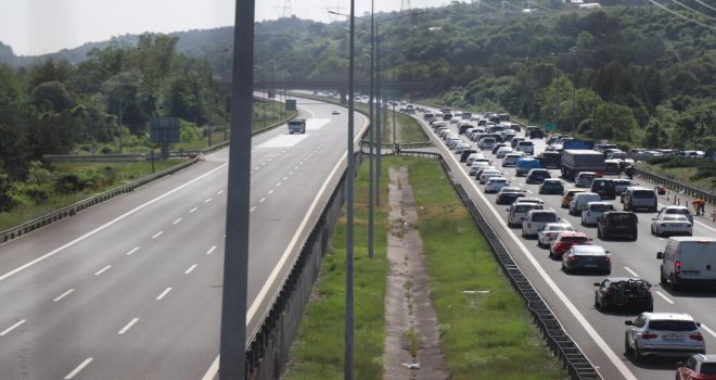 Akın akın gidiyorlar: Bayram trafiği böyle görüntülendi