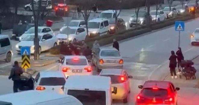 Akşam trafiğinde yumruklar havada uçuştu: Trafik kilitlendi