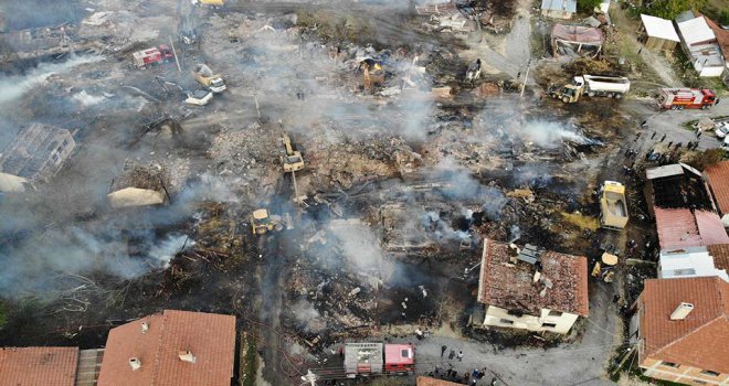 Alevlere teslim olan köyün havadan görüntüsü faciayı ortaya çıkardı