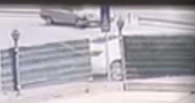 Aniden yola çıkan yaşlı adama otomobil çarptı.......