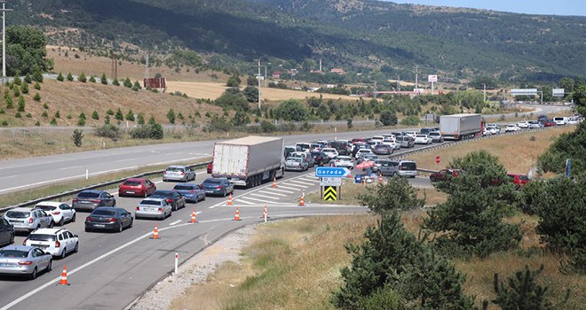 Araç kuyruğu 15 kilometreyi buldu