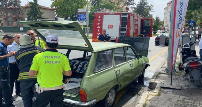 Aracı yanan vatandaşın imdadına polis ekipleri yetişti....