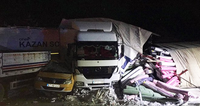 Araçlar birbirine girdi, Bolu-Ankara yolu kapandı