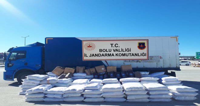 Araçlarda yapılan aramada çok sayıda kaçak ürün ele geçirildi