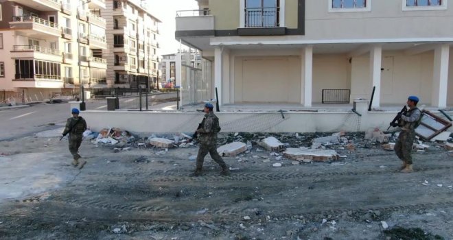Arama kurtarma çalışmalarına da katılan komandolar, şehrin asayiş ve güvenliğini de sağlıyor