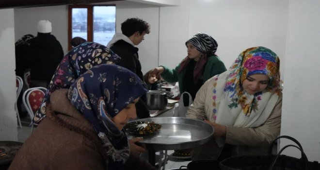 Asırlardır süren gelenek: Regaip Kandil’inde tüm yemekler camiye getiriliyor