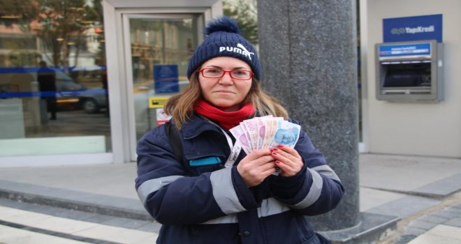 ATM'de bulduğu bin lira parayı sahibine teslim etti