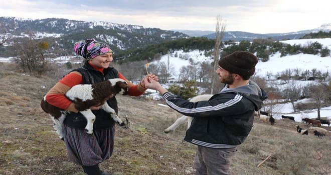 Baharın gelişini çocukları gibi sevdikleri koyunlarıyla karşıladılar