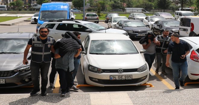Balkondan girdikleri evden 5 bin lira ve ziynet eşyalarını çaldılar