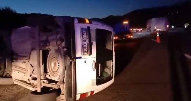 Bariyerlere çarpan araç yan yattı.......