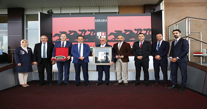 Başkan Özcan ‘Köroğlu Koşusu’nu tribünden izledi. Koşunun galibi ‘Flying Bird’ oldu