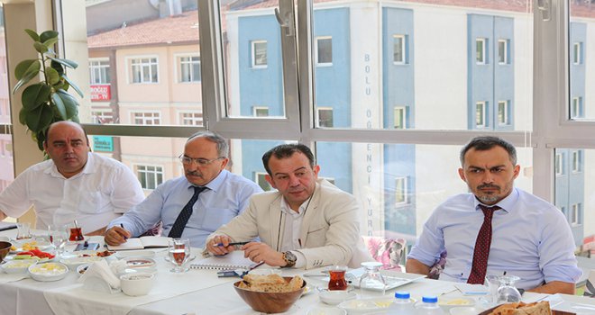 Başkan Özcan mahalle muhtarları ile bir araya geldi