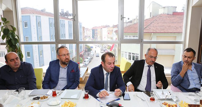 Başkan Özcan mahalle muhtarlarıyla bir araya geldi