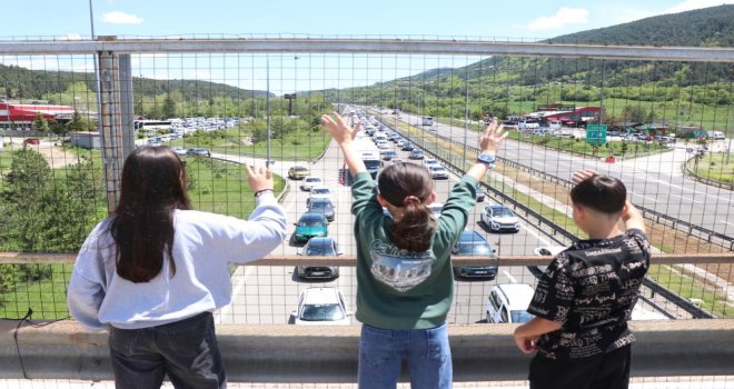 Bayram dönüş yolunda trafik çilesi, çocukların eğlencesi oldu....
