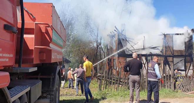 Bayram gününde yangın evlerini küle çevirdi