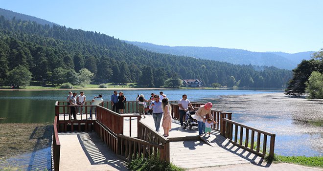 Bayramda memleketlerine gidemeyen tatilciler Gölcük'e akın etti…