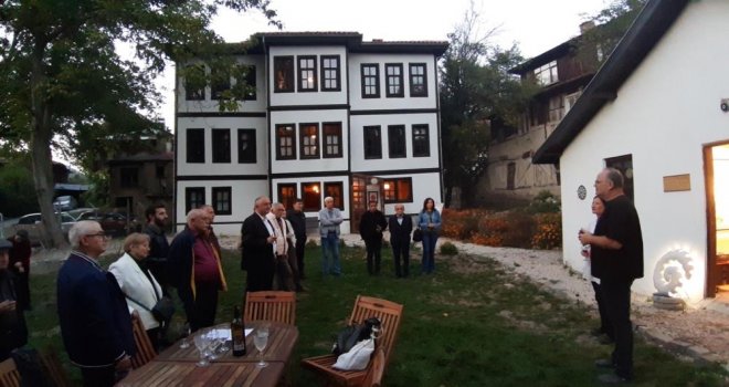 Belçika’dan gelerek ebru sanatını öğrendi, Mudurnu’da sergi açtı
