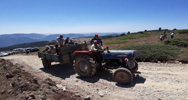 Bin 850 rakımda çakıl yol sebebiyle mahsur kalanlar traktörlerle bayram alanına getirildi