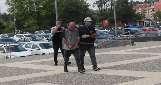 Bir dediğini iki etmediği çalışanı kasayı boşaltıp yarısını harcadı