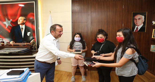 Biriktirdikleri harçlıkları sokak hayvanları için bağışladılar