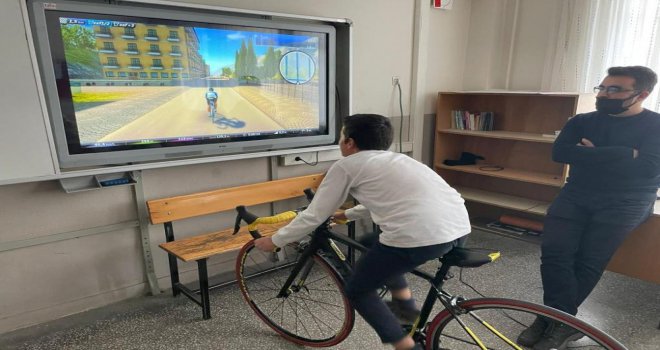 Bisiklet simülasyonuyla sanal ortamda pedal çevirdiler