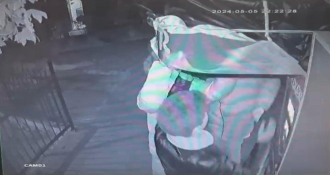 Boks makinesini çalıştıramayan gençler, cihaza zarar verdi