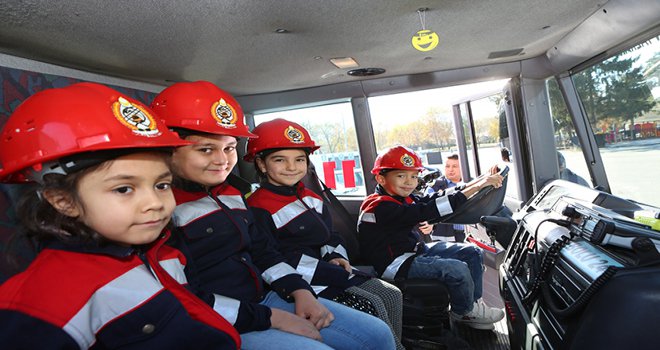 Bolu Belediyesi itfaiyesi kapılarını öğrencilere açtı