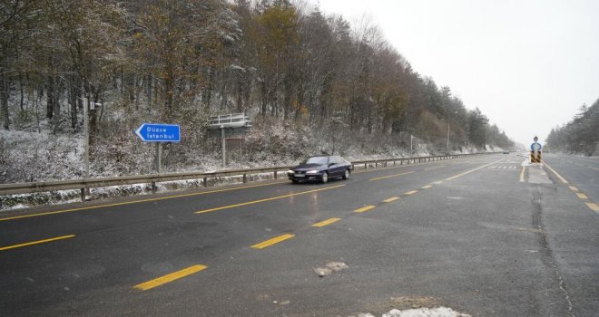 Bolu Dağı geçişinde aralıklarla kar yağışı etkili oluyor........