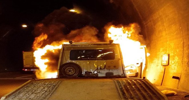 Bolu Dağı Tüneli'nde oto kurtarıcı alevlere teslim oldu..