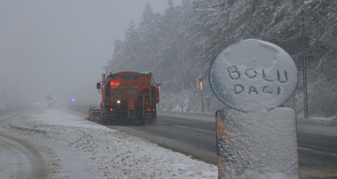BOLU DAĞI’NDA KAR YAĞIŞI VE SİS ETKİLİ OLUYOR