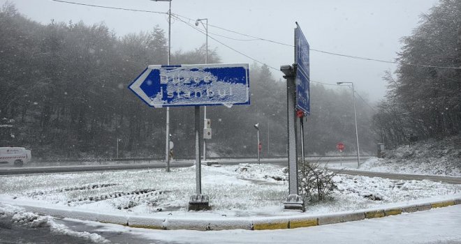 Bolu Dağı’nda mayıs ayında kar yağışı: Yollar beyaza büründü