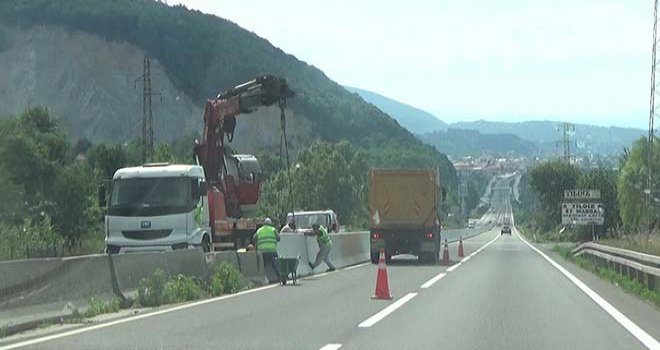 Bolu Dağı’nda orta refüjlere beton bariyerler koyuldu